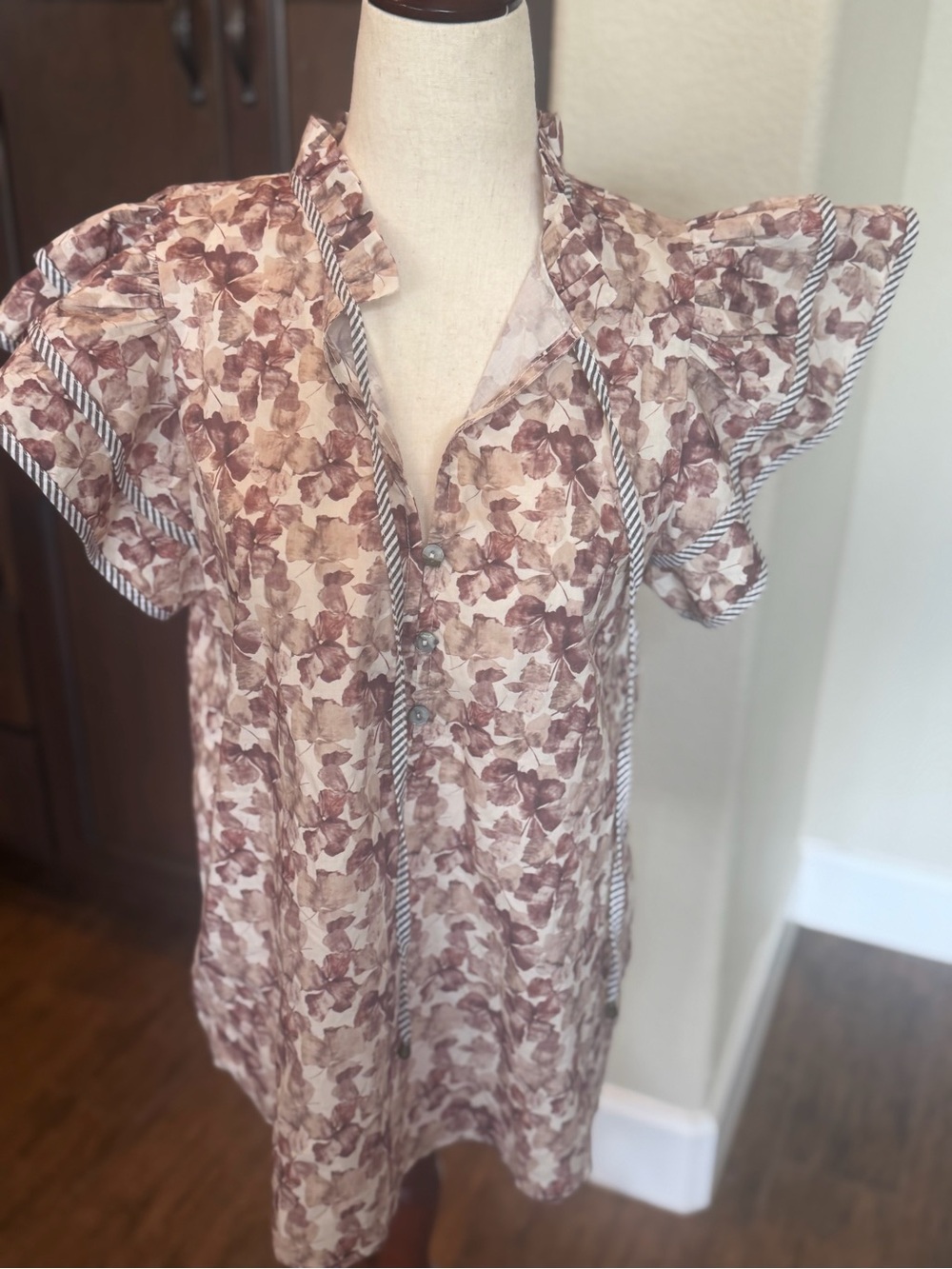 Entro boutique brand  Futures Brown Floral Striped Trim Ruffle Sleeve Blouse S